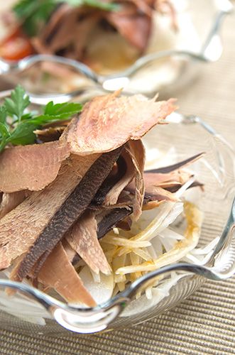 カツオ味付スライスとさらし玉ねぎの旬のサラダ